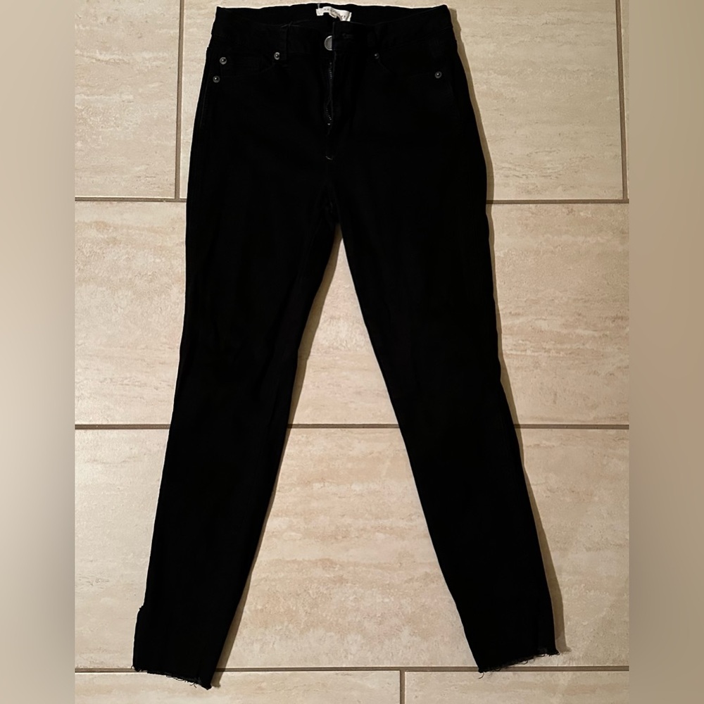3/$30 Copper key crop skinny Jeans. Black size 7